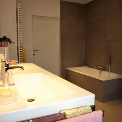 Badkamer renovatie met bad en douche