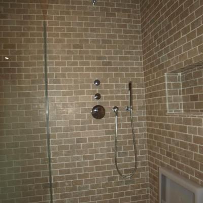 Badkamer met zitbakje in douche